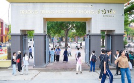 Thí sinh tại điểm thi Trường THPT Lý Tử Tấn làm thủ tục dự thi vào lớp 10 THPT công lập