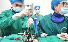 Mổ bắt vít cột sống qua da: Giải pháp hiện đại cho người đau lưng kéo dài