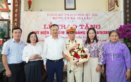 Đồng chí Lê Ngọc Anh, Thành ủy viên, Bí thư Đảng ủy xã Gia Lâm trao Huy hiệu 80 năm tuổi Đảng cho đảng viên Nguyễn Huy Thuân
