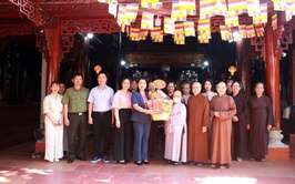 Đồng chí Phó bí thư Thường trực Đảng uỷ phường thăm, chúc mừng ngày Lễ Phật đản