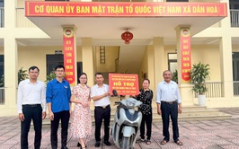MTTQ xã Dân Hoà trao xe máy hỗ trợ sinh kế cho hộ cận nghèo có hoàn cảnh đặc biệt khó khăn