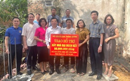HỘI NGƯỜI CON THÁNH GIÓNG TRAO HỖ TRỢ 50 TRIỆU ĐỒNG XÂY DỰNG NHÀ ĐẠI ĐOÀN KẾT CHO HỘ CẬN NGHÈO THÔN THẠCH LỖI, XÃ NỘI BÀI