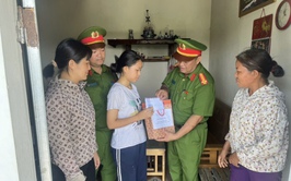 Công an xã Tam Hưng động viên học sinh có hoàn cảnh khó khăn trước kỳ thi vào lớp 10 