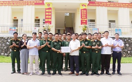 LÃNH ĐẠO XÃ ỨNG HÒA THĂM, ĐỘNG VIÊN TÂN BINH TẠI CÁC ĐƠN VỊ HUẤN LUYỆN.