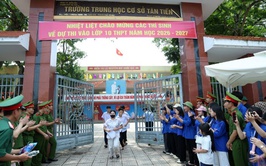 Gần 1.000 thí sinh thi tại 2 điểm thi trên địa bàn xã Xuân Mai hân hoan ra về sau ngày thi đầu tiên