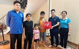 Tổ dân phố 16 thăm hỏi, tặng quà trẻ em có hoàn cảnh khó khăn nhân Ngày Quốc tế Thiếu nhi 1/6