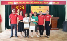 Hội Chữ thập đỏ xã An Khánh thăm, tặng quà 14 người yếu thế và trẻ em có hoàn cảnh khó khăn trên địa bàn xã