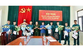 Trao quyết định hoàn thành nghĩa vụ tham gia dân quân thường trực năm 2026