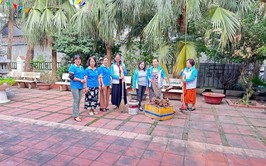 ẤM ÁP NGHĨA TÌNH: HỘI PHỤ NỮ PHƯỜNG LÁNG DUY TRÌ NỀN NẾP CHĂM SÓC NHÀ BIA TƯỞNG NIỆM LIỆT SĨ