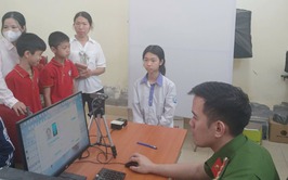 Công an xã Chuyên Mỹ định danh điện tử cho học sinh xuyên kỳ nghỉ lễ