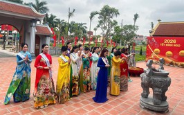 Đoàn Nữ Đại sứ Du lịch Làng nghề Hà Nội dâng hương tại Khu lưu niệm Trưởng ban Thường trực Quốc hội Bùi Bằng Đoàn