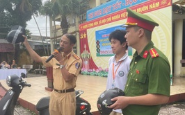 Tuyên truyền, phổ biến pháp luật ATGT và hướng dẫn kỹ năng lái xe an toàn cho học sinh Trung tâm Giáo dục nghề nghiệp- Giáo dục thường xuyên Gia Lâm