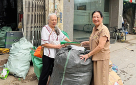 Thu gom phế liệu, phụ nữ Tây Hồ gây quỹ giúp người khó khăn