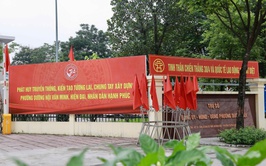 PHƯỜNG DƯƠNG NỘI RỰC RỠ CỜ HOA ĐÓN LỄ 30/4 VÀ QUỐC TẾ LAO ĐỘNG 1/5