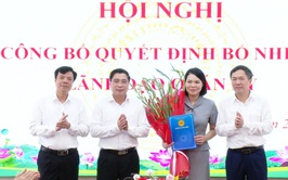 XÃ ỨNG HÒA CÔNG BỐ QUYẾT ĐỊNH BỔ NHIỆM TRƯỞNG PHÒNG KINH TẾ