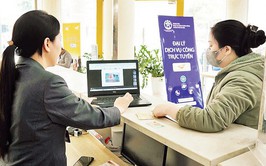 Hướng dẫn người dân làm thủ tục 