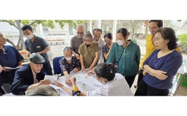 Trên 400 người cao tuổi trên địa bàn phường Yên Nghĩa được khám, tư vấn và cấp thuốc miễn phí các bệnh về mắt