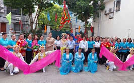 Hội LHPN phường Việt Hưng tổ chức ra mắt mô hình “Tổ phụ nữ tham gia tuyên truyền, giữ gìn văn hóa truyền thống” tại khu dân cư Lệ Mật