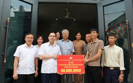 Mặt trận Tổ quốc Việt Nam xã Phú Nghĩa trao hỗ trợ kinh phí xây dựng nhà cho hộ anh Đào Văn Kiên ở thôn Trung Cao 1