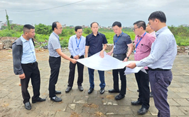 Đồng chí Đường Hoài Nam – Thành ủy viên, Bí thư Đảng ủy, Chủ tịch HĐND phường Việt Hưng kiểm tra, khảo sát một số dự án trên địa bàn phường