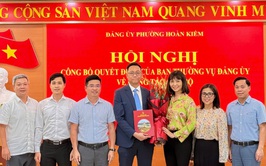 Phường Hoàn Kiếm công bố quyết định về công tác cán bộ tại Văn phòng Đảng ủy phường