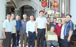 Đảng ủy xã Hát Môn tổ chức Lễ trao Huy hiệu 55 năm tuổi Đảng cho đảng viên Nguyễn Hữu Thót