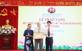 Đảng ủy phường Kiến Hưng trao Huy hiệu Đảng tặng 58 đảng viên
