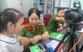 Công an phường Cầu Giấy đẩy mạnh cấp Căn cước và tài khoản định danh điện tử mức 2 cho học sinh trên địa bàn