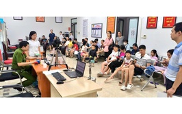 Công an phường Yên Sở tích cực kích hoạt định danh điện tử mức 2 cho trẻ từ 6 đến dưới 14 tuổi