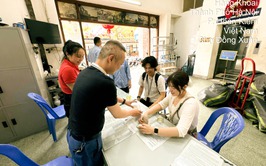 Nỗ lực tìm lại tài sản thất lạc cho du khách Nhật Bản tại chợ Đồng Xuân