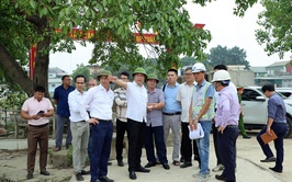 Chủ tịch UBND xã Xuân Mai Nguyễn Anh Đức kiểm tra tiến độ thi công và công tác phối hợp thực hiện Dự án cải tạo, nâng cấp Quốc lộ 6
