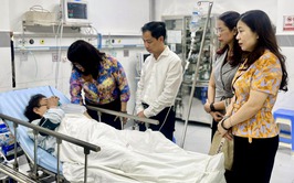 Đảng ủy - HĐND - UBND - Ủy ban MTTQ Việt Nam phường Hoàn Kiếm thăm hỏi các gia đình trong vụ cháy tại số 5 phố Hàng Vôi