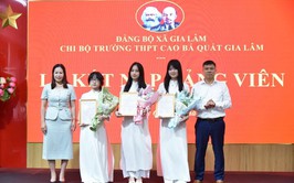3 đoàn viên ưu tú Trường THPT Cao Bá Quát - Gia Lâm được kết nạp Đảng trên ghế nhà trường