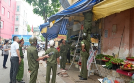SƠN TÂY RA QUÂN XỬ LÝ VI PHẠM TRẬT TỰ ĐÔ THỊ TẠI CÁC TUYẾN PHỐ PHẠM HỒNG THÁI, LÊ QUÝ ĐÔN, HOÀNG DIỆU VÀ KHU VỰC CHỢ NGHỆ, CHỢ NÔNG SẢN SƠN TÂY