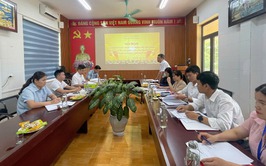 Ban Xây dựng Đảng xã kiểm tra nghiệp vụ đảng viên và việc triển khai Chỉ thị số 50-CT/TW của Ban Bí thư tại Chi bộ TYT xã