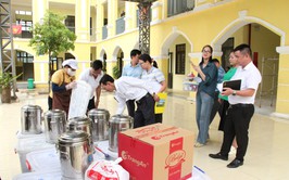 Ban Văn hóa – Xã hội HĐND xã Hòa Lạc giám sát trực tiếp bữa ăn bán trú tại các trường học