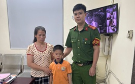 Từ chiếc áo đồng phục, Công an phường Xuân Đỉnh đã nhanh chóng truy tìm ra thân nhân cho cháu bé từ Ninh Bình đi lạc khi lên Hà Nội
