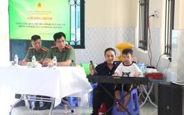 Công an xã Đại Xuyên tặng đàn cho trẻ em khuyết tật dịp 1/6