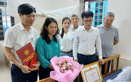 Phó Bí thư Thường trực Đảng ủy xã Ô Diên trao tặng huy hiệu 65 năm tuổi Đảng tại nhà riêng cho Đảng viên cao tuổi