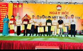 “Người góp phần thay đổi diện mạo quê hương”.