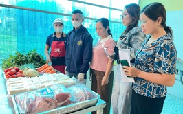 Trạm y tế xã Bất Bạt: Hướng dẫn niêm yết công khai danh sách các cơ sở cung cấp thực phẩm nhằm bảo đảm an toàn cho cộng đồng