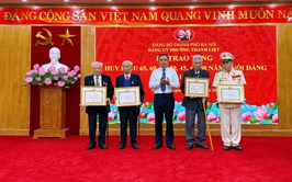 76 đảng viên phường Thanh Liệt vinh dự nhận Huy hiệu Đảng đợt 19/5