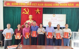 Ủy ban MTTQ Việt Nam xã Ứng Hòa công bố quyết định thành lập Ban Giám sát đầu tư của cộng đồng các công trình trên địa bàn.