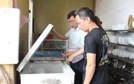 Đoàn kiểm tra liên ngành của UBND xã kiểm tra ATTP một số cơ sở kinh doanh, dịch vụ ăn uống và sản xuất thực phẩm tại thôn Đồng Dâu và thôn Bến