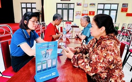 Người dân xã Nam Phù được hỗ trợ lưu động xác thực thuê bao di động