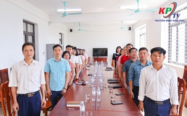 Cán bộ, viên chức Trung tâm dịch vụ tổng hợp xã Kiều Phú tổ chức Lễ chào cờ đầu tháng