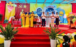 Lãnh đạo xã Hồng Sơn thăm, tặng quà thiếu nhi nhân Ngày Quốc tế Thiếu nhi 1/6