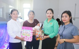 HỘI NÔNG DÂN XÃ QUỐC OAI VÀ TRƯỜNG TIỂU HỌC THẠCH THÁN THĂM, TẶNG QUÀ THIẾU NHI ĐANG ĐIỀU TRỊ TẠI BỆNH VIỆN ĐA KHOA QUỐC OAI NHÂN DỊP TẾT THIẾU NHI 1/6