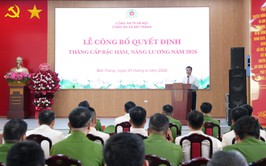 Công an xã Bát Tràng công bố quyết định thăng cấp bậc hàm, nâng lương năm 2026 cho 19 cán bộ, chiến sĩ