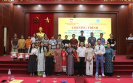 Trao tặng quà cho các hộ cận nghèo hưởng ứng Tháng nhân đạo năm 2026